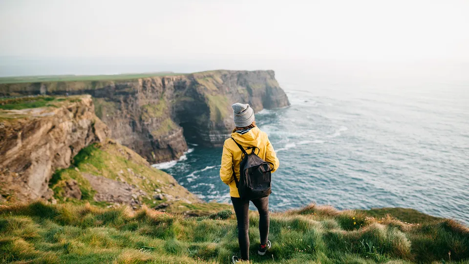 Donna affacciata alle scogliere di Moher