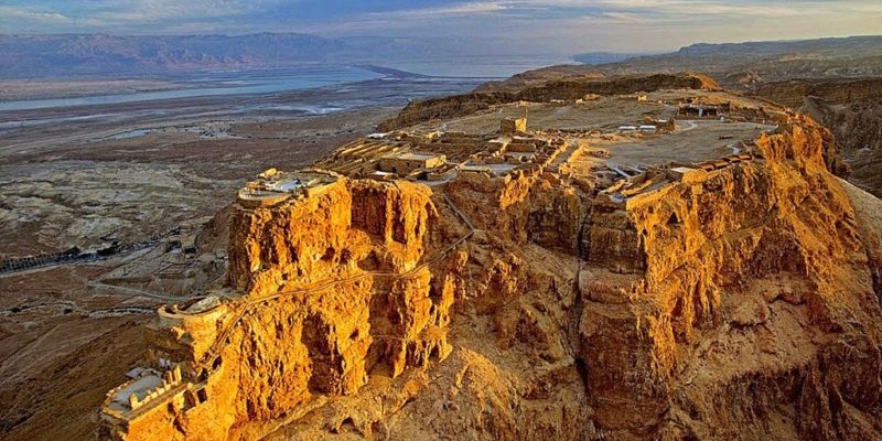 Masada: la drammatica storia della fortezza nel deserto.