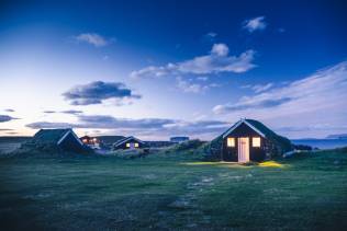 Case islandesi con tetti d'erba
