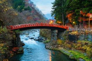 Nikko: famoso per il ponte rosso immerso nella natura.