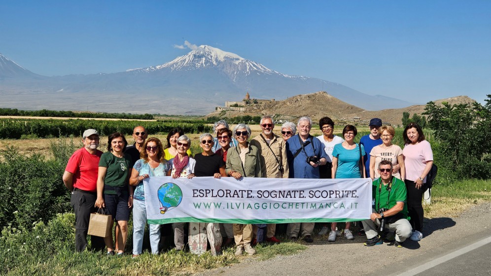 Viaggio di gruppo in Armenia - Gruppo IVCTM a Khor Virap con Monte Ararat sullo sfondo