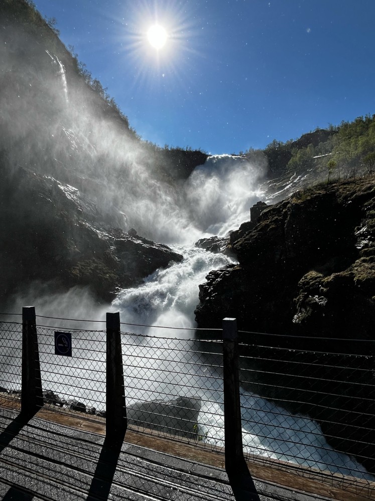 Crociera sui fiordi norvegesi - cascata di Kjosfossen